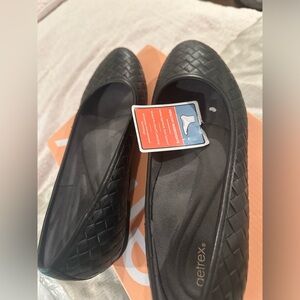 Aerates women’s flat leather shoe